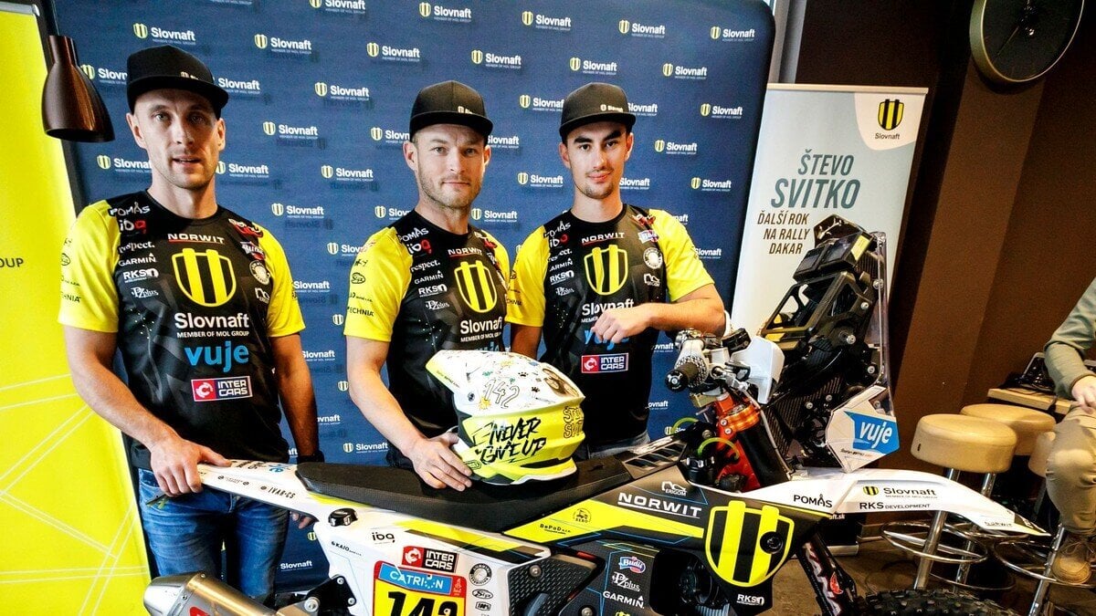 Na snímke zľava mechanik Ladislav Morinec, slovenský motocyklový pretekár Štefan Svitko a logistik Rastislav Kokavec